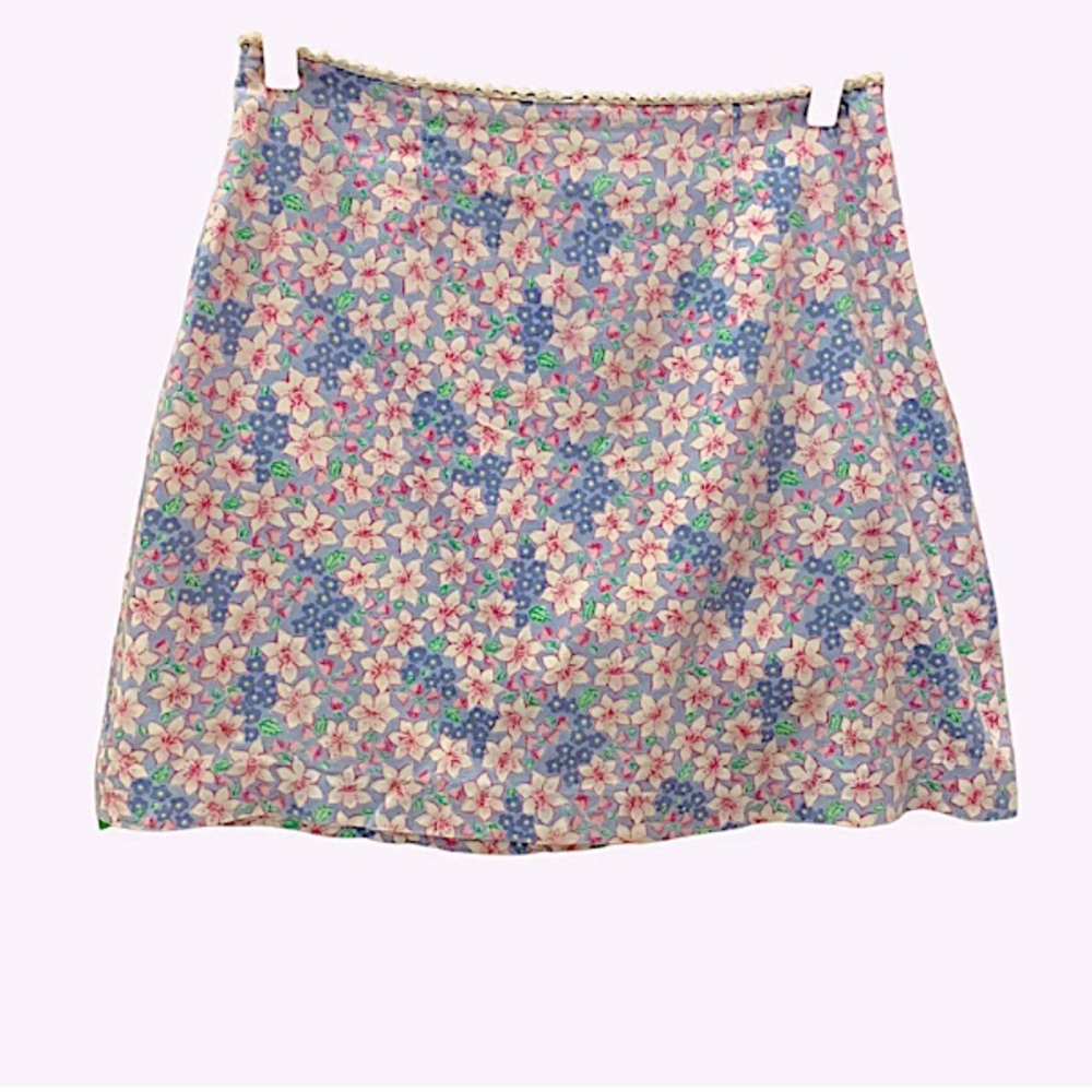 Lilly Pulitzer Skirt White Label Size
4 Lavender blue floral pockets Zip
Closure